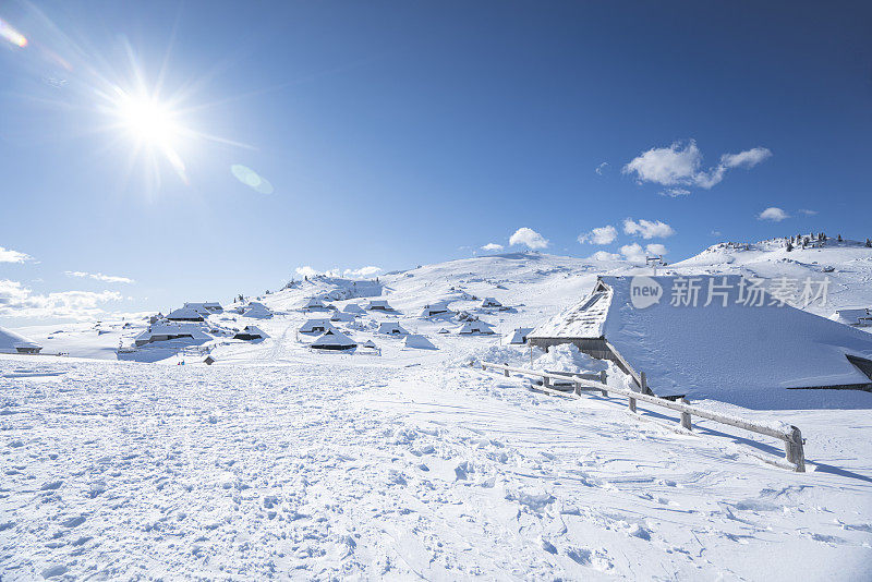 斯洛文尼亚的Velika Planina高原上，白雪皑皑的高原上有许多小屋